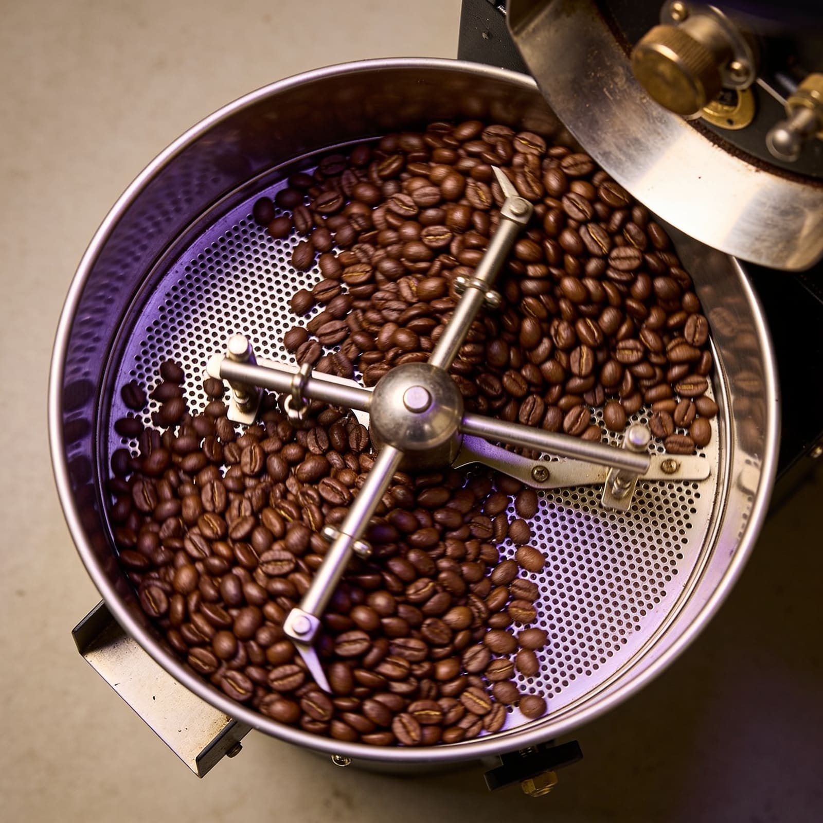 Chicchi di caffè in raffreddamento dopo la tostatura